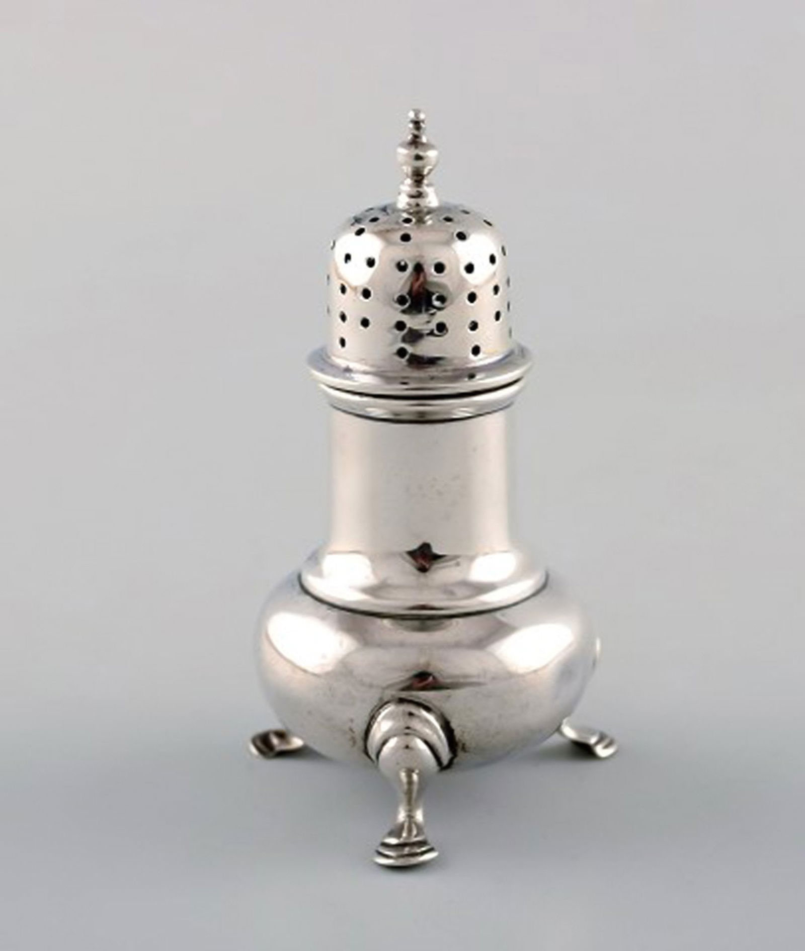 English pepper shaker in silver. Late 19th century. From large private collection. - 2