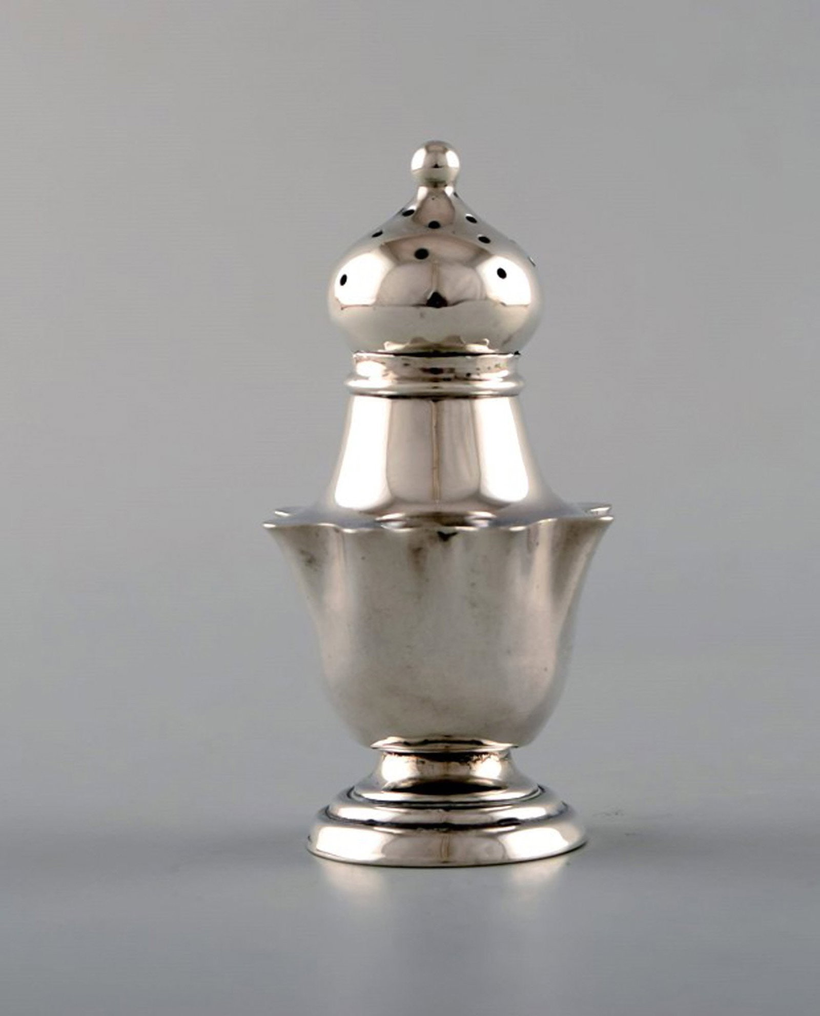 English pepper shaker in silver. Late 19th century. From large private collection. (1 of 5)