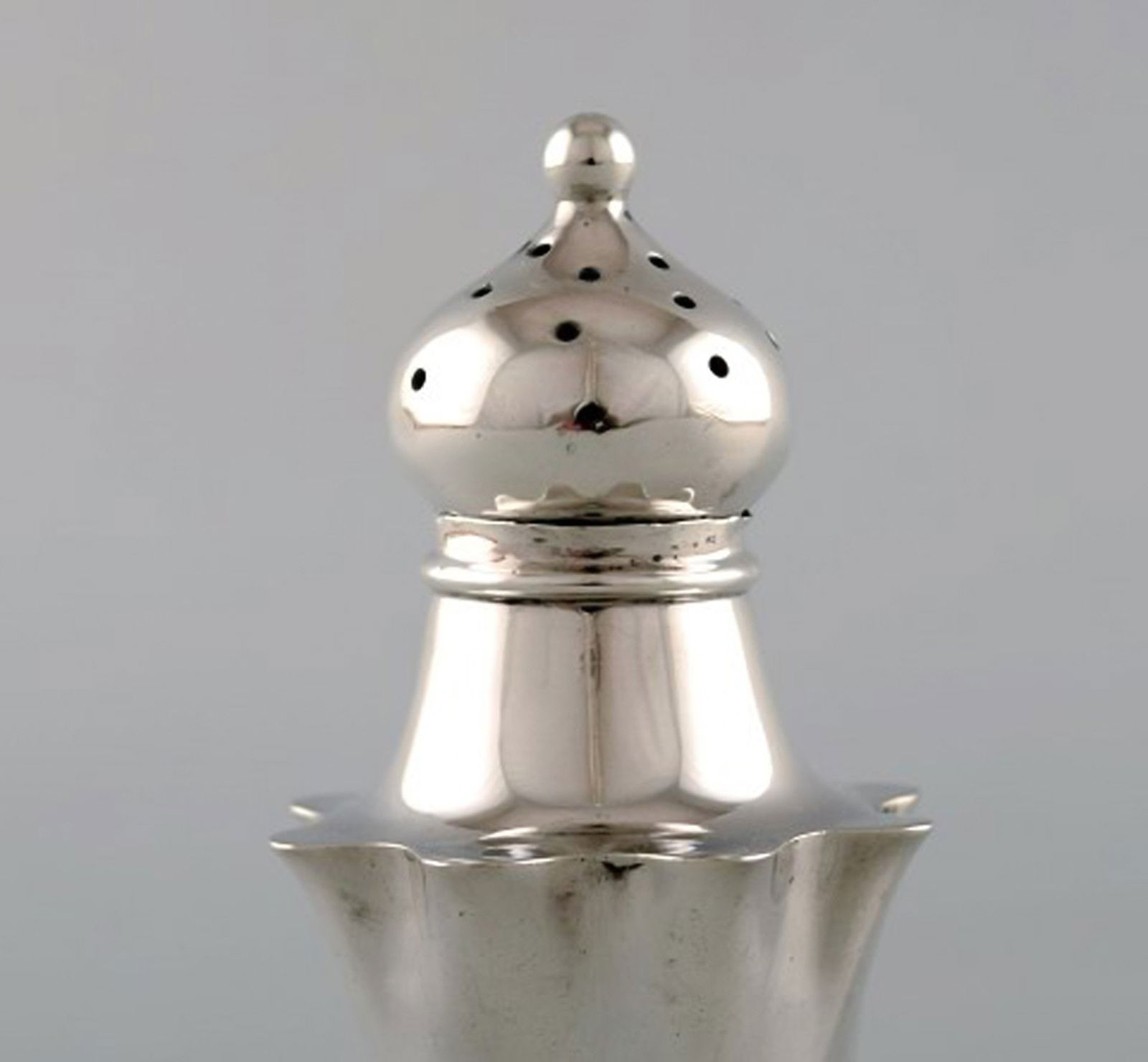 English pepper shaker in silver. Late 19th century. From large private collection. - 3