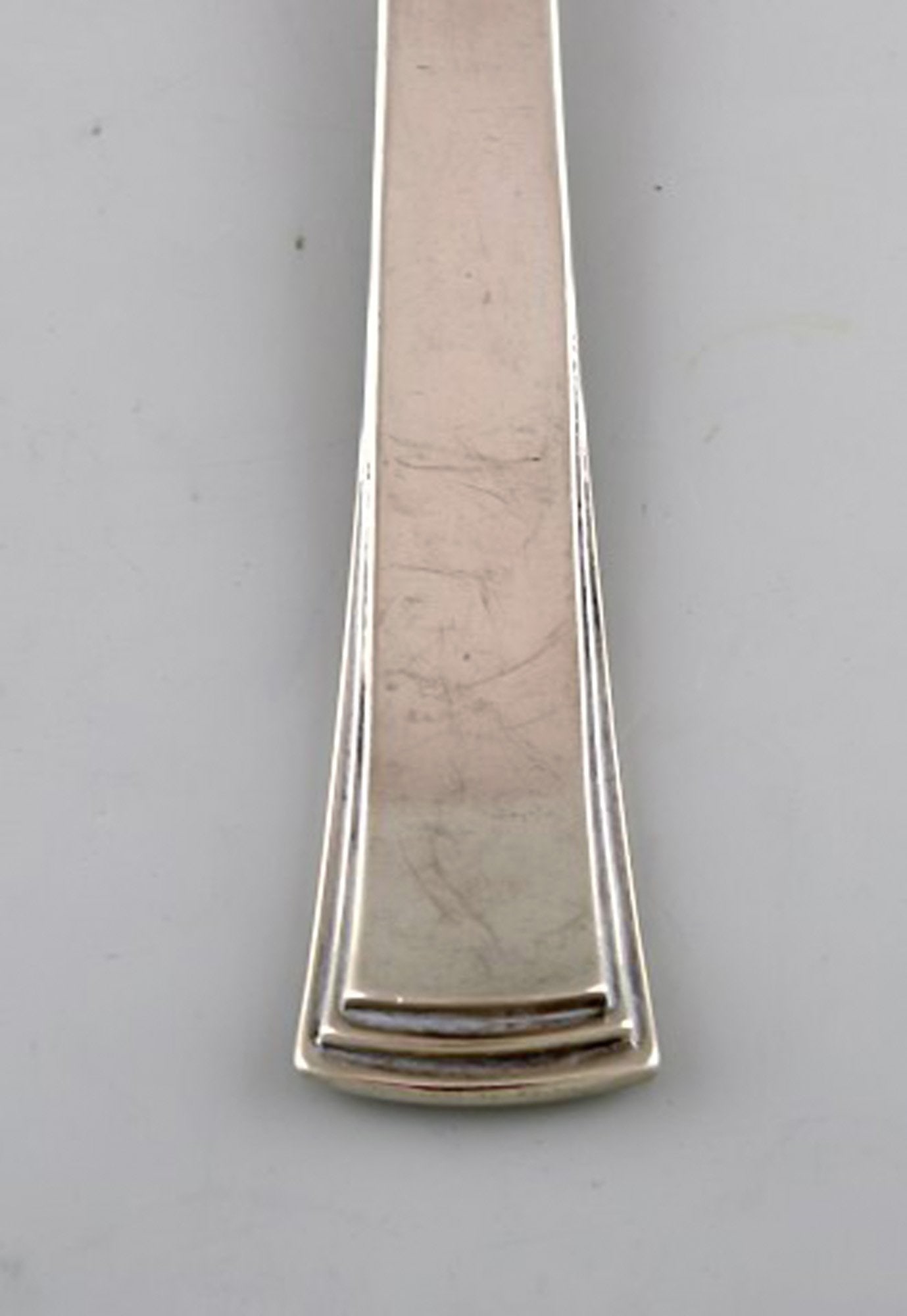 Evald Nielsen number 32 serving spade in all silver (830). - 2