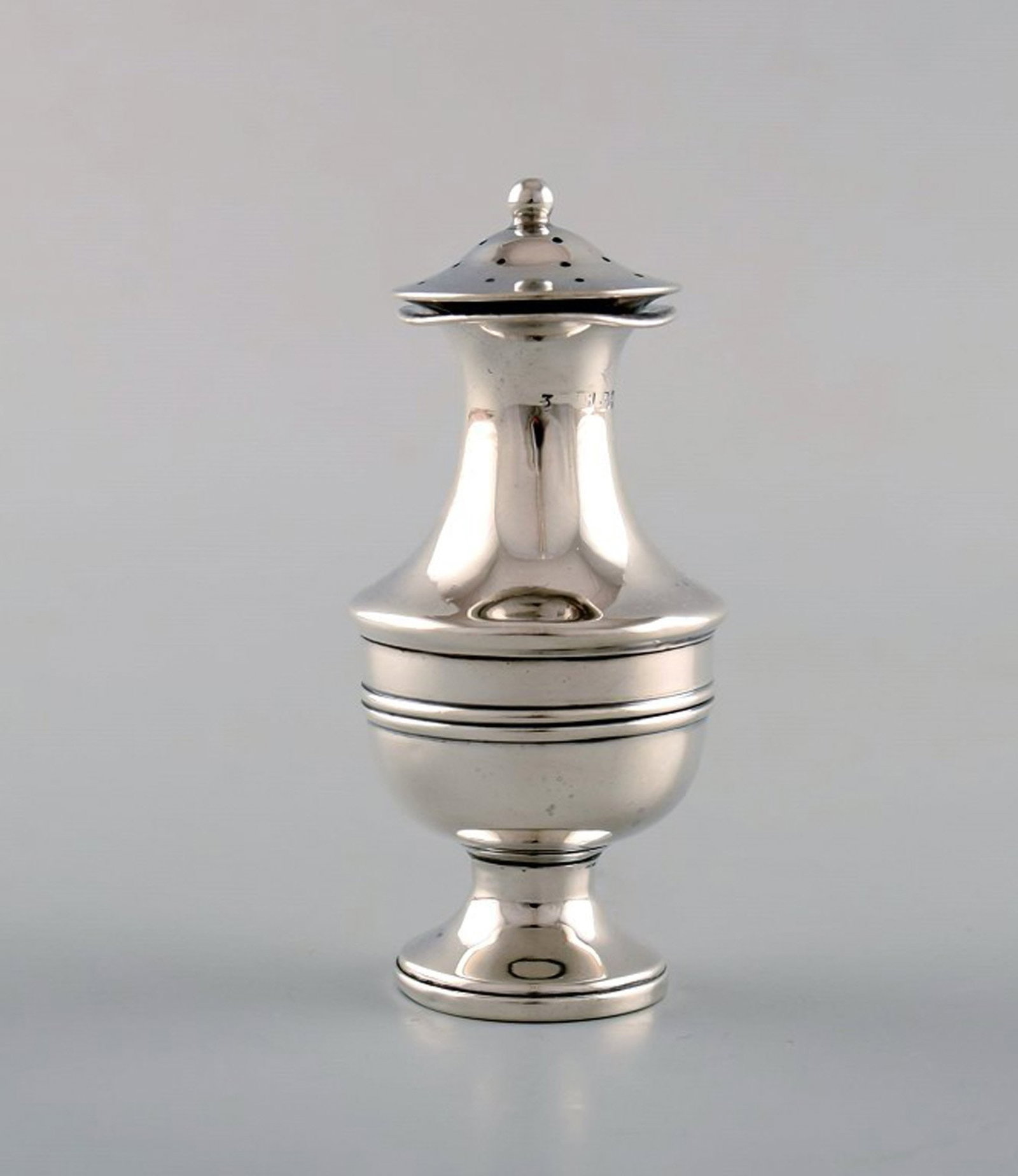 English pepper shaker in silver. Late 19th century. From large private collection. (1 of 5)