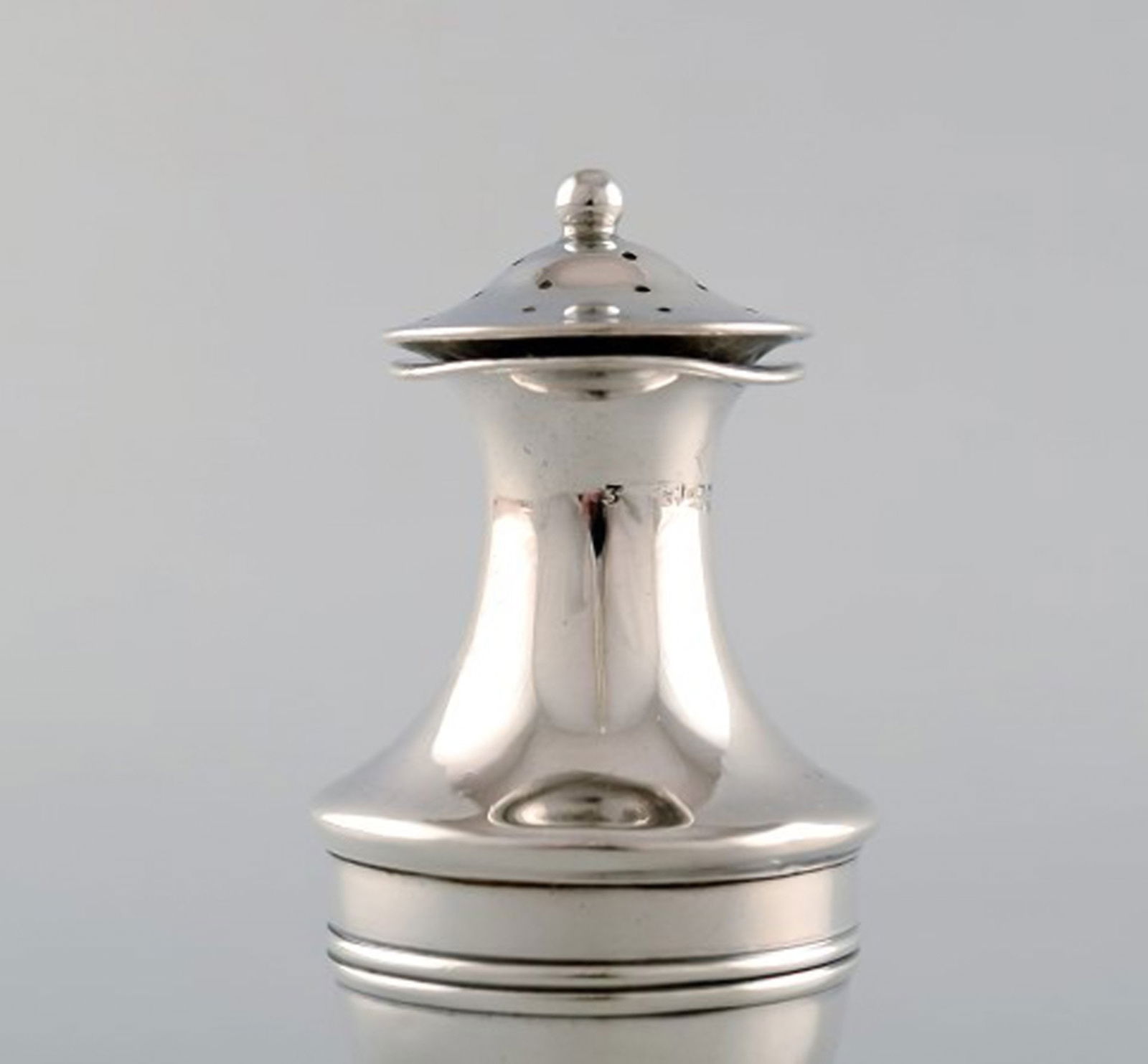 English pepper shaker in silver. Late 19th century. From large private collection. - 2