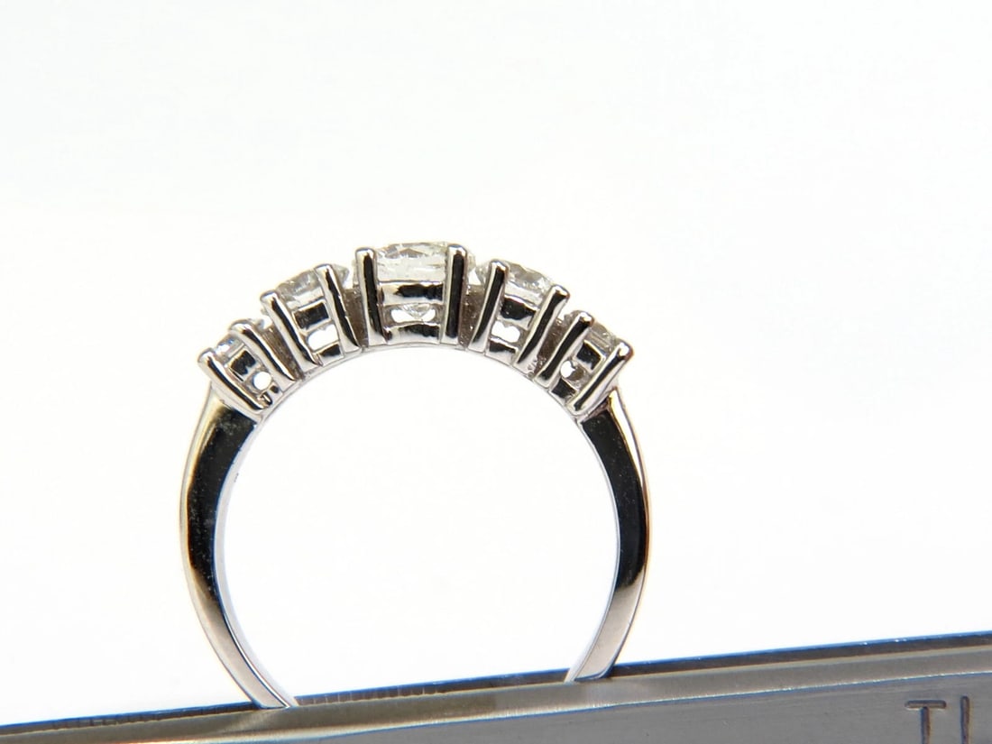 1.20CT DIAMONDS BAND 5 STONE RING 14KT H/VS+ - 7