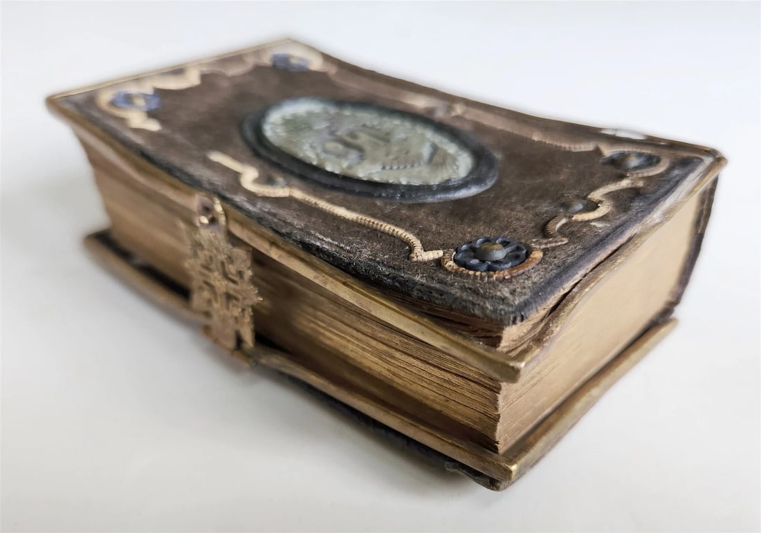 1840s PRAYER BOOK in GERMAN antique VELVET BINDING w/ METAL DECORATIONS - 6