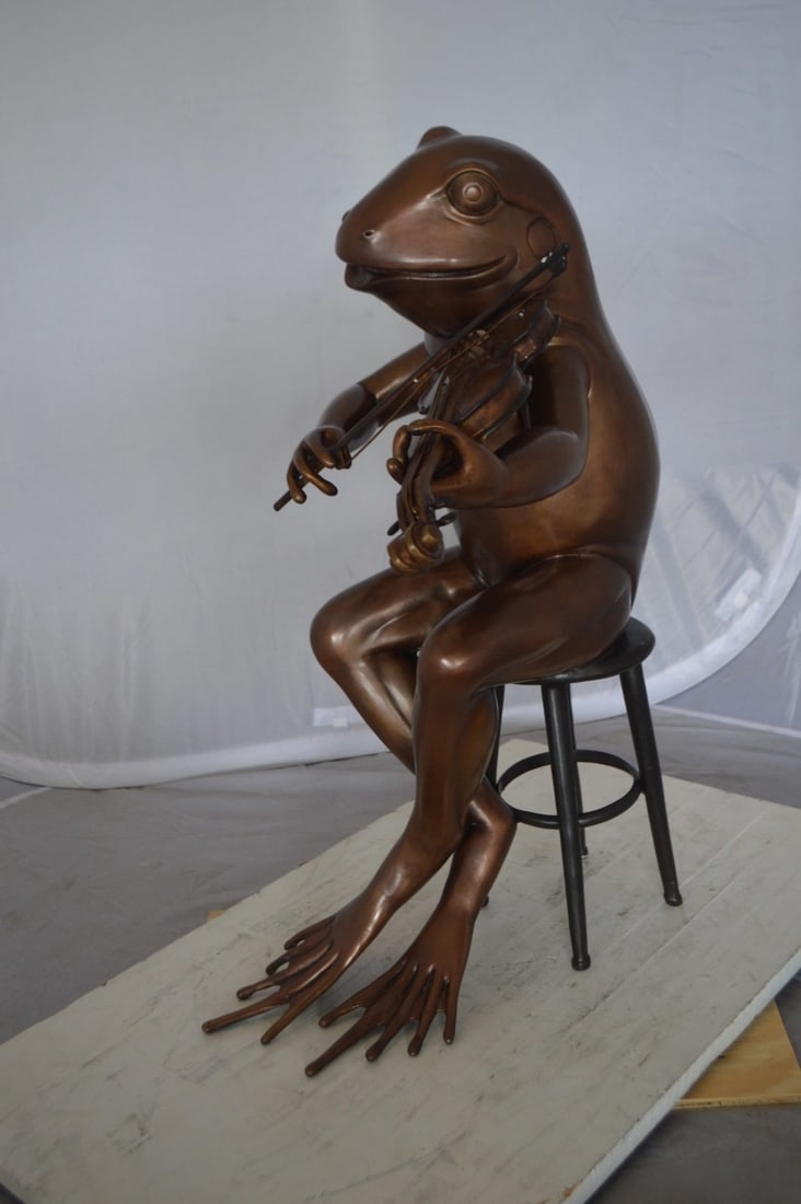 Human-Size Bronze Frog Playing Violin Statue – Whimsical Animal Musician Sculpture on Chair, - 10