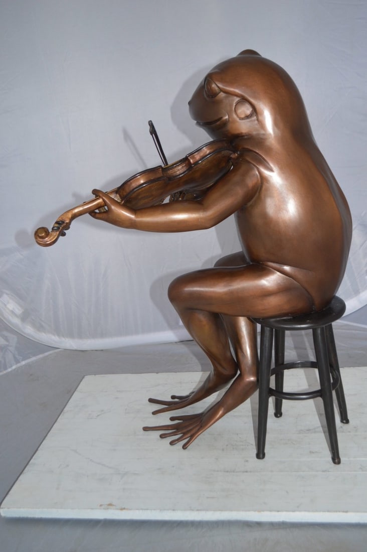 Human-Size Bronze Frog Playing Violin Statue – Whimsical Animal Musician Sculpture on Chair, - 9