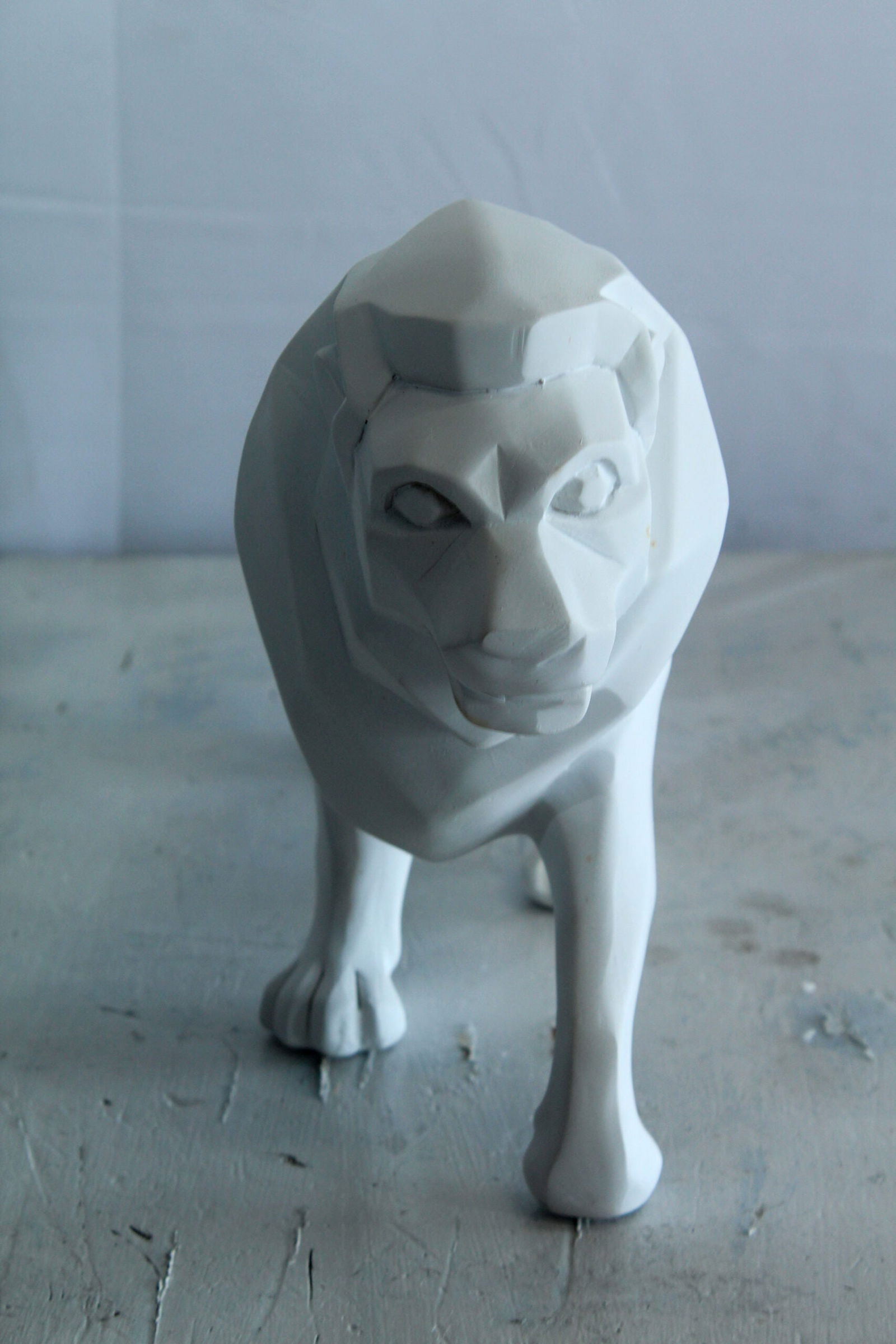 Modern Resin Lion Statue – Geometric Indoor/Outdoor Sculpture, Matte White Polygon Design, - 2