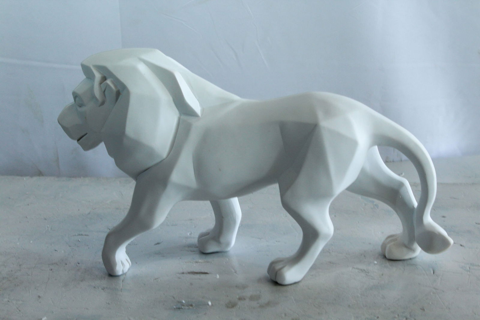 Modern Resin Lion Statue – Geometric Indoor/Outdoor Sculpture, Matte White Polygon Design, - 9