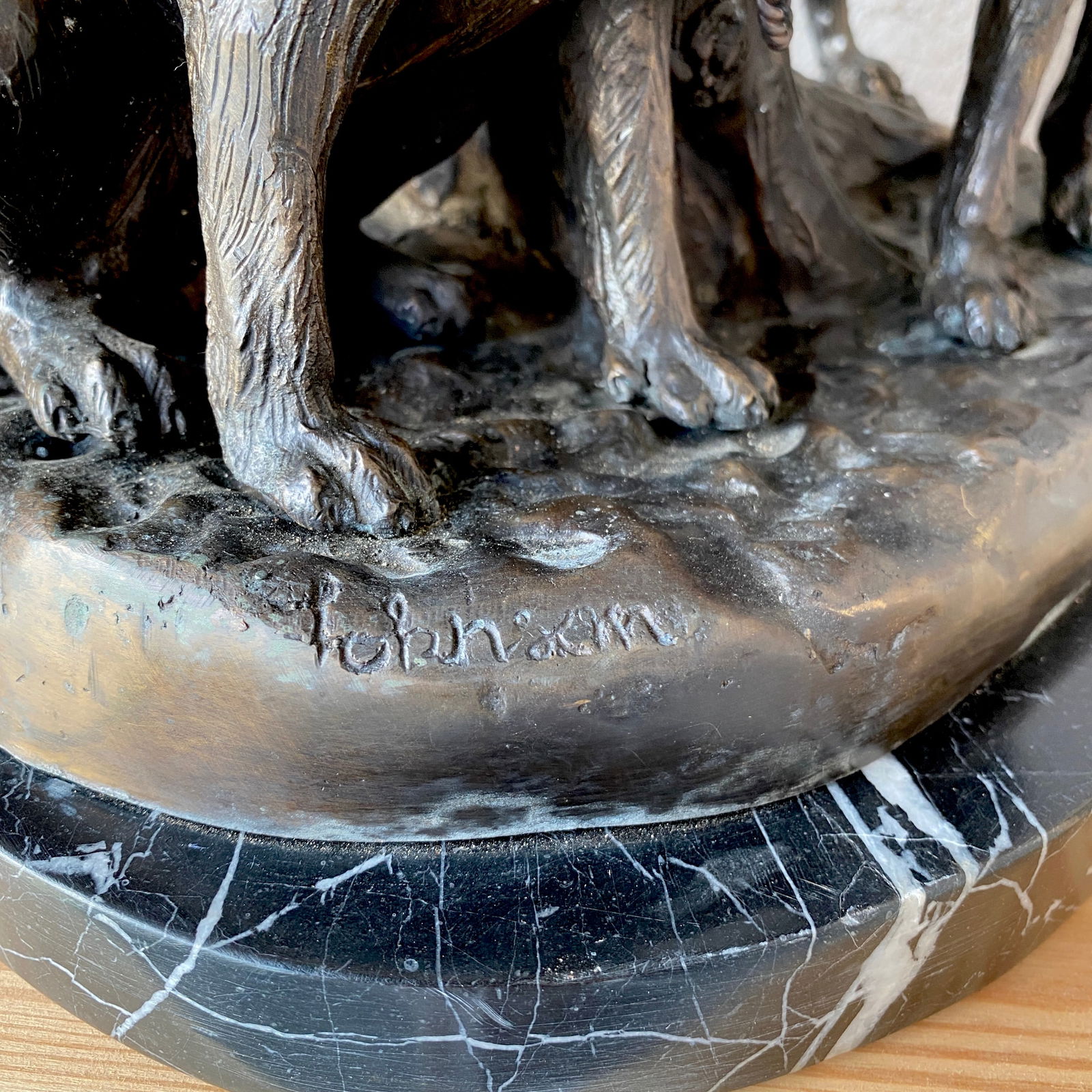 Hunting dogs sculpture by Grace Johnson - 3