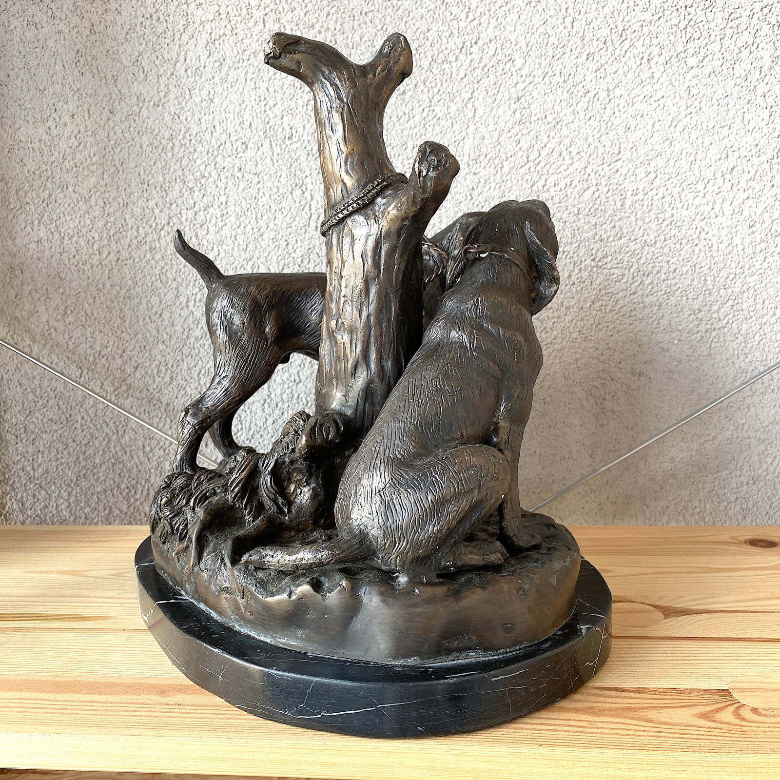 Hunting dogs sculpture by Grace Johnson - 4