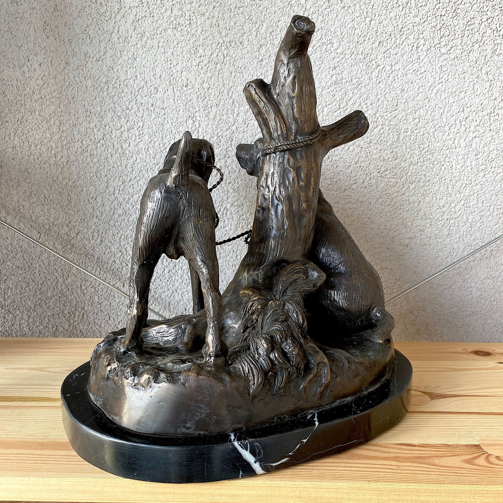 Hunting dogs sculpture by Grace Johnson - 5