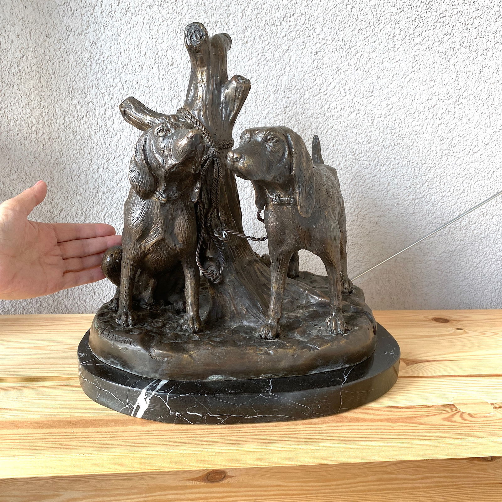 Hunting dogs sculpture by Grace Johnson - 8