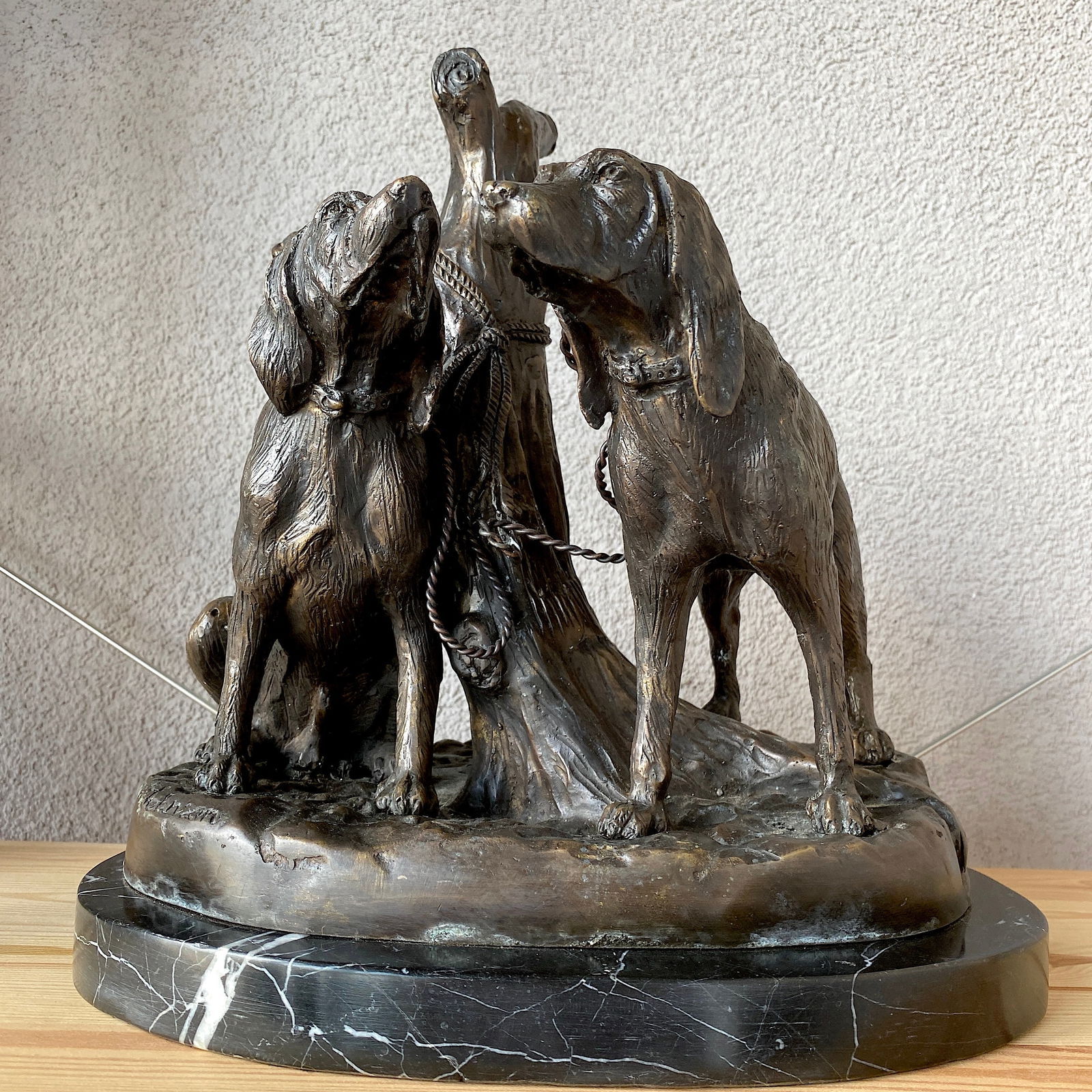 Hunting dogs sculpture by Grace Johnson - 9