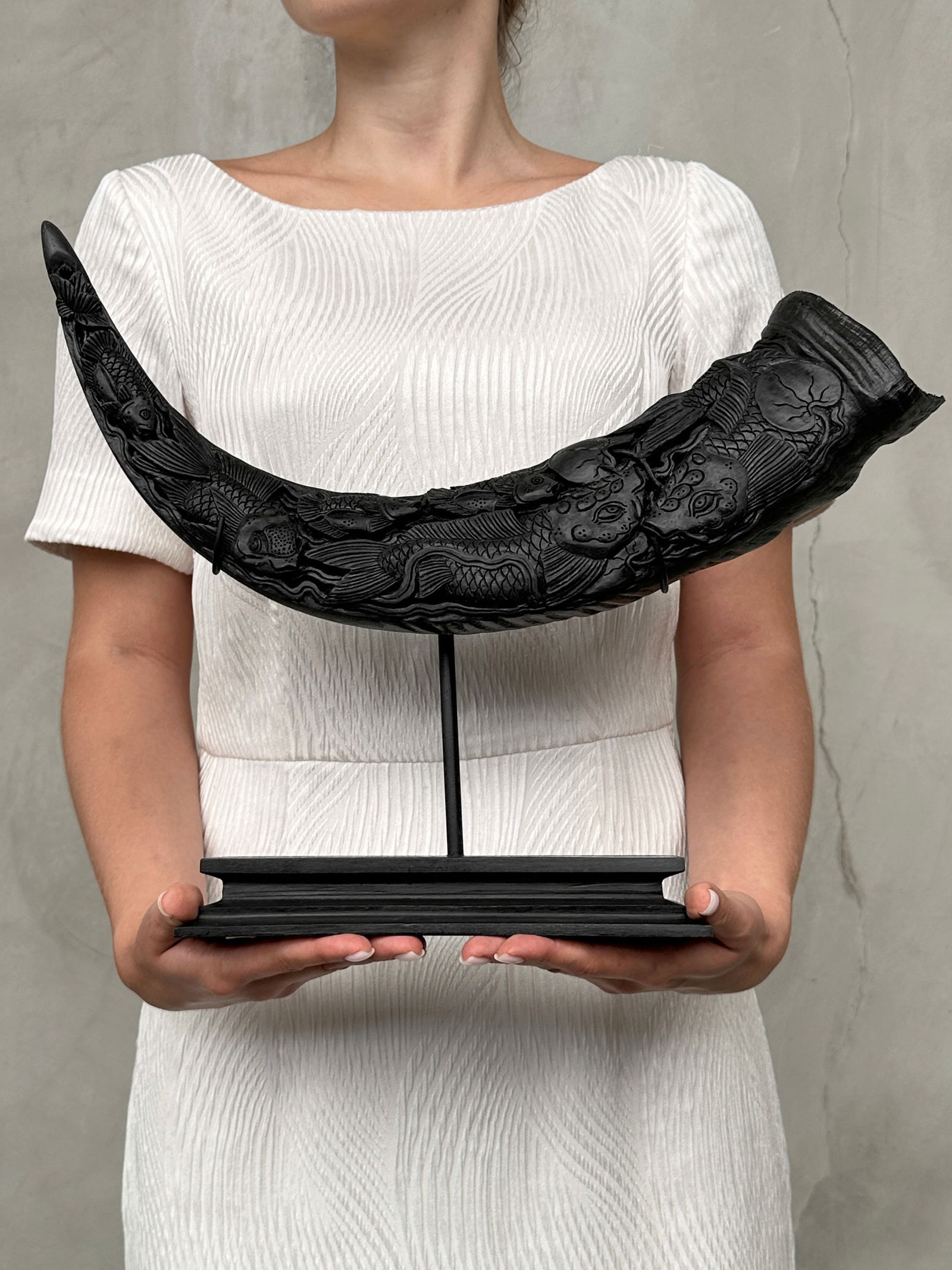 Finely Engraved large horn of a water buffalo - Japanese koi motif - 2