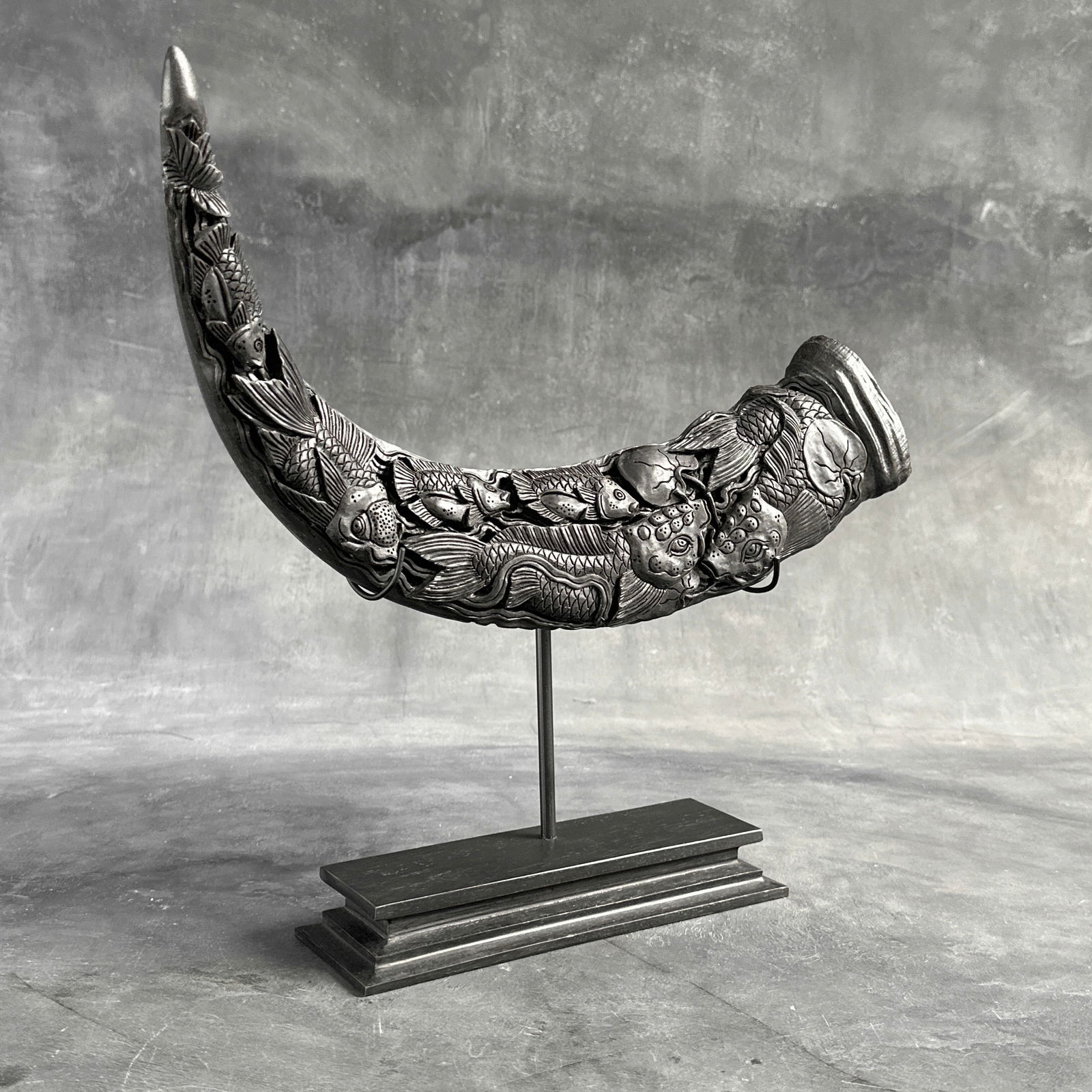 Finely Engraved large horn of a water buffalo - Japanese koi motif - 4