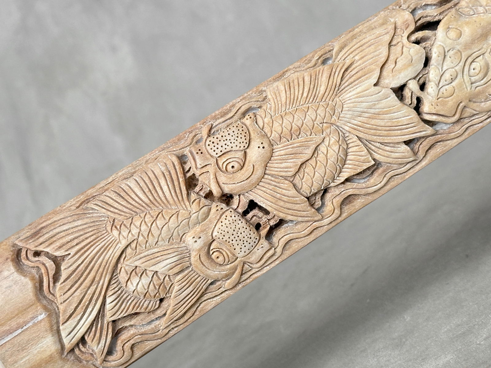 Wonderful large carved swordfish tusk - Japanese koi motif - 3