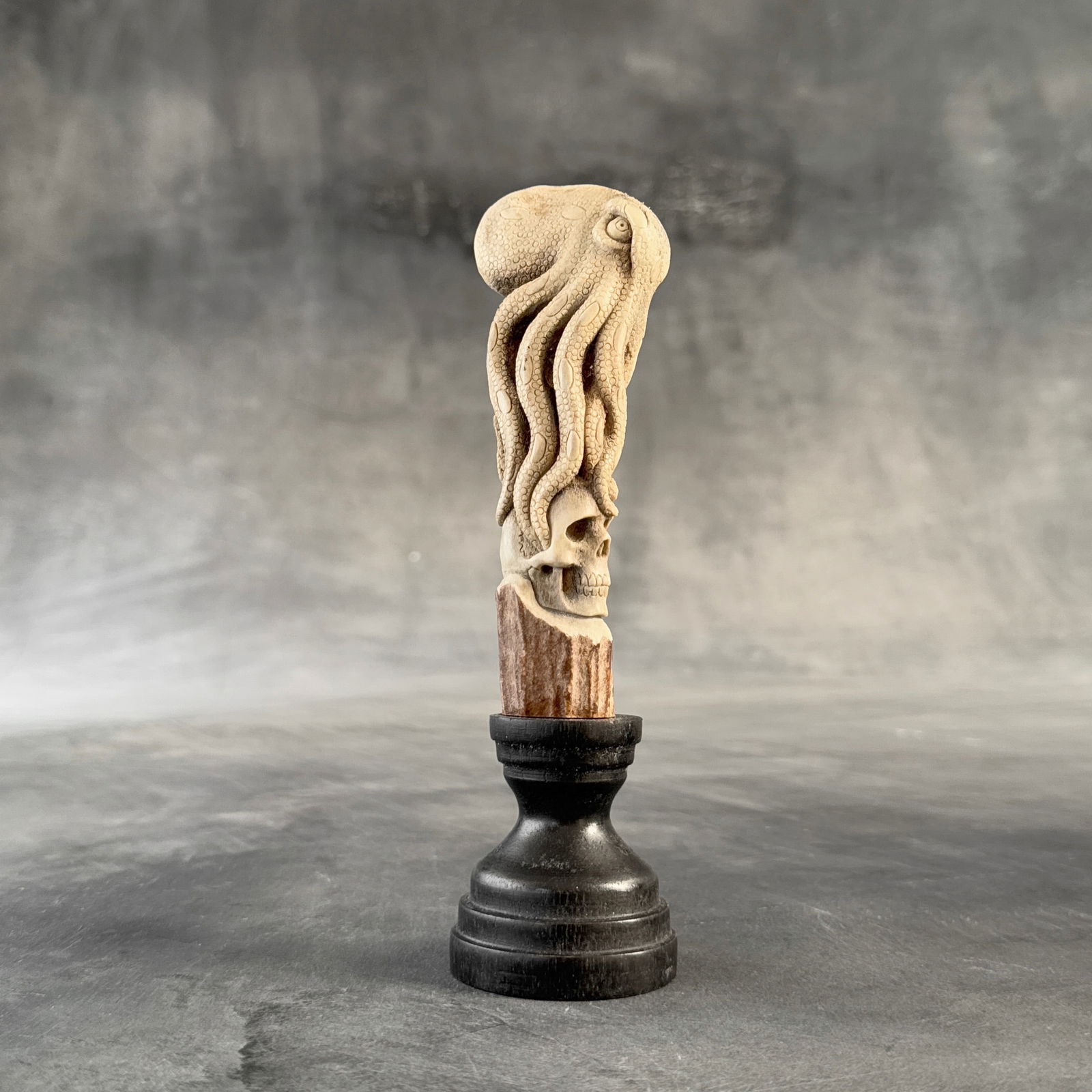 Stunning carved piece of deer antler - Skull with an octopus - 5