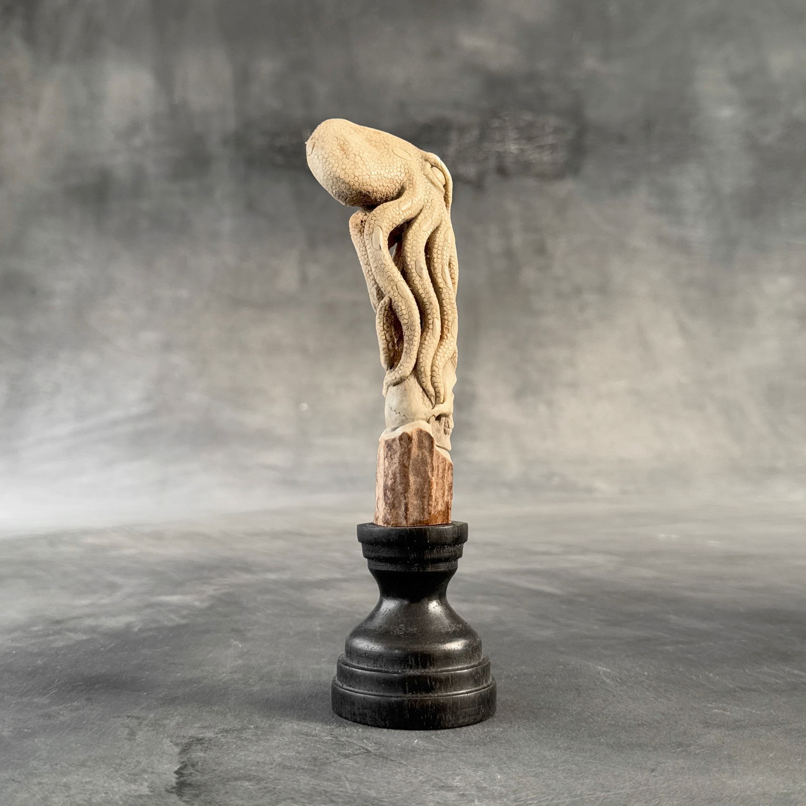 Stunning carved piece of deer antler - Skull with an octopus - 7