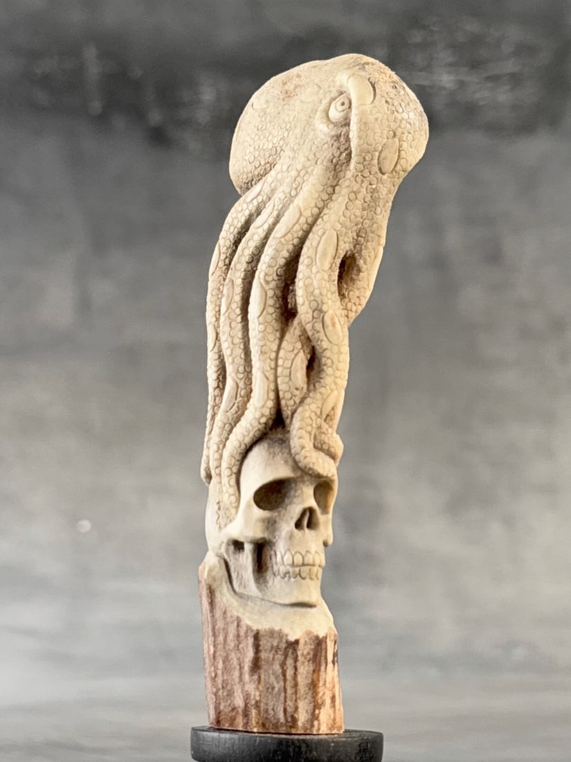 Stunning carved piece of deer antler - Skull with an octopus - 8