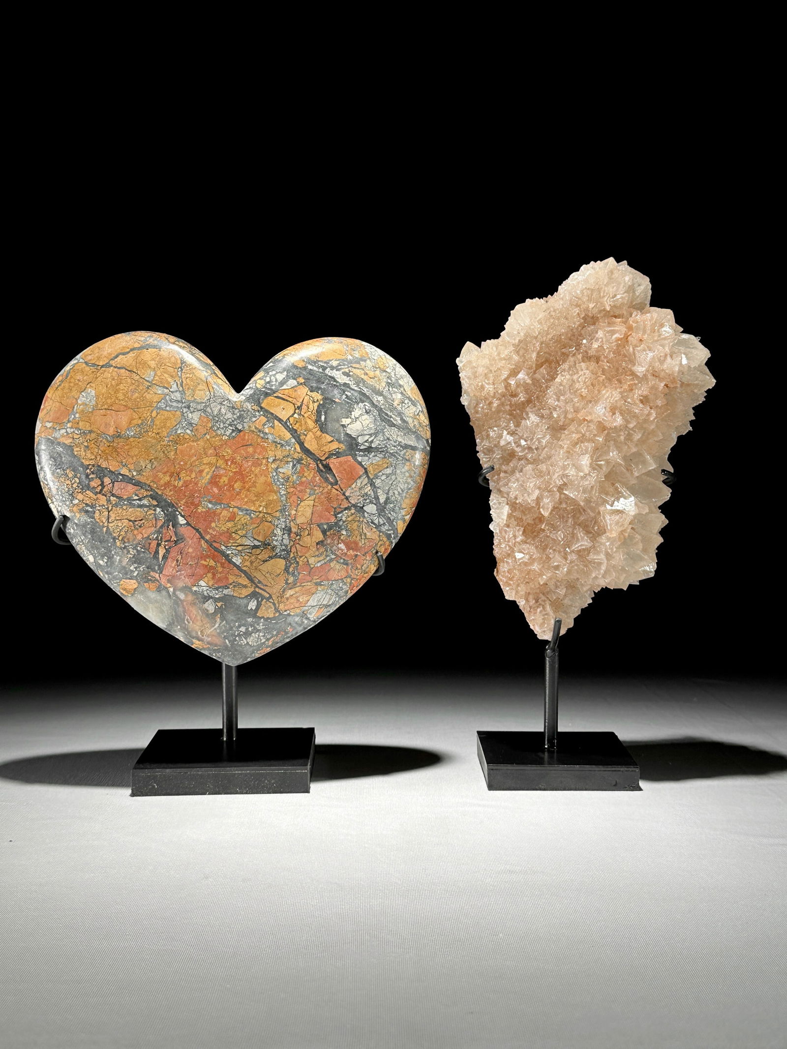 Stunning set of a crystalized Maligano Jasper heart and a calcite cube cluster with stands: Title:Stunning set of a crystalized Maligano Jasper heart and a calcite cube cluster with standsMaker:UnknownOrigin: IndonesiaDate/Period:2025Materials:Maligano Jasper, Cube Calcite,