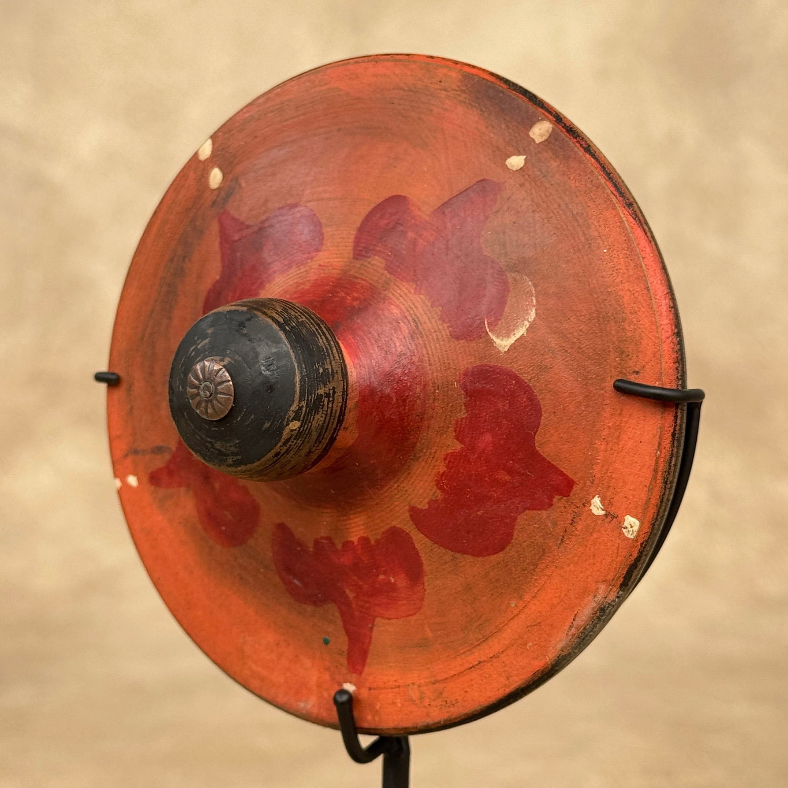 Beautiful set of 3 spinning tops with stands - Gasing - 3