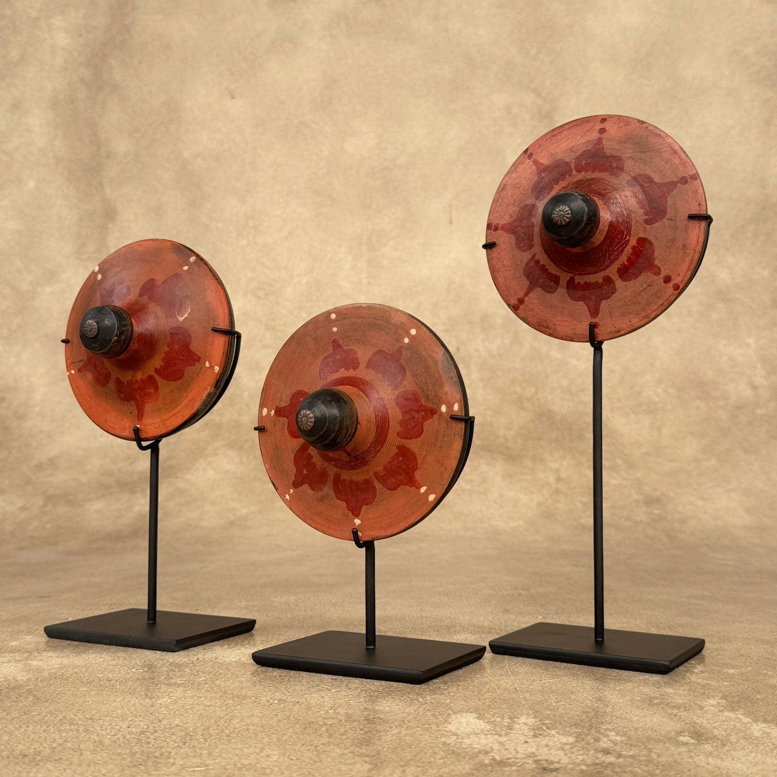 Beautiful set of 3 spinning tops with stands - Gasing - 8