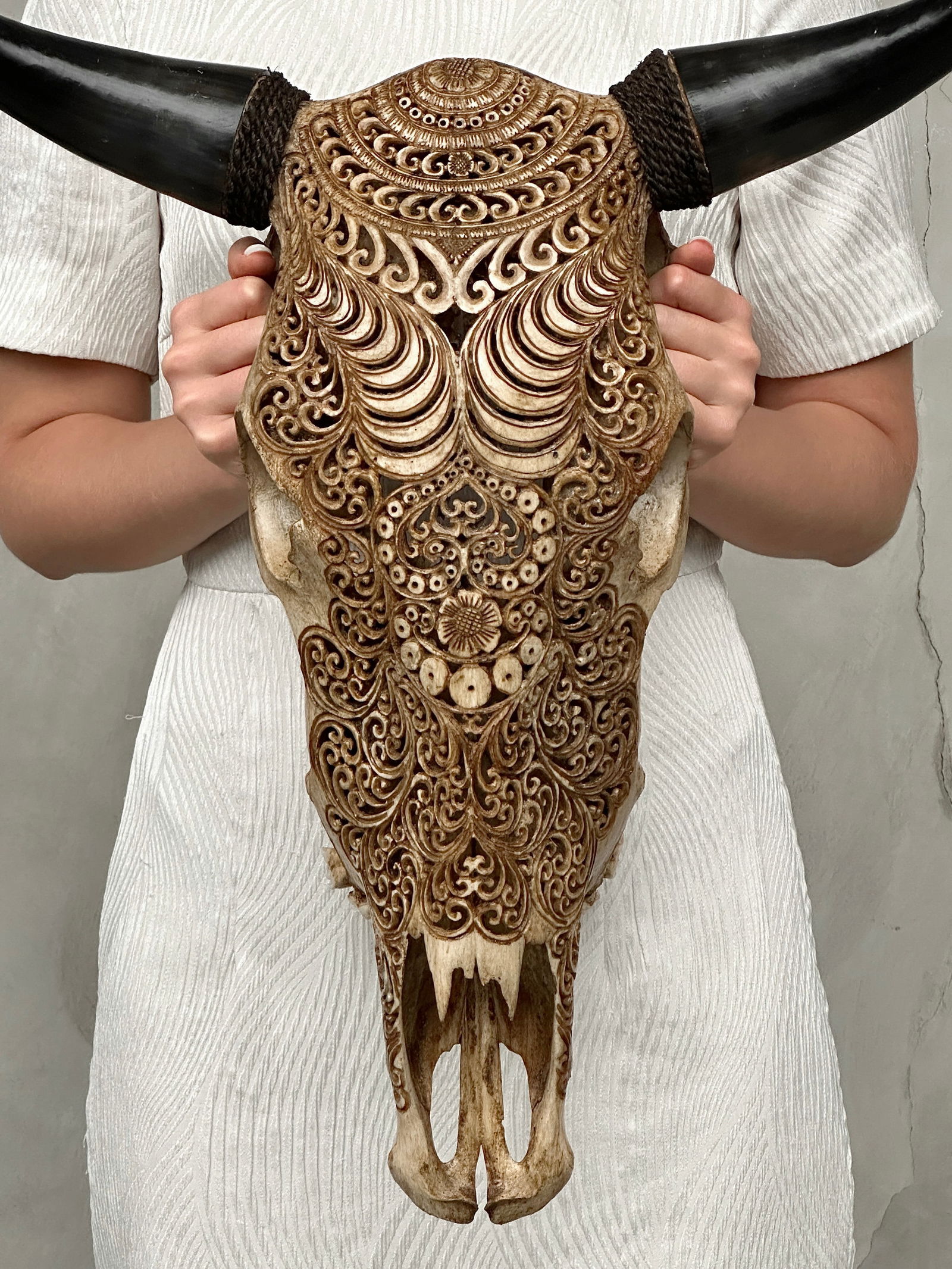 Stunning carved brown bull's skull - Badong motif - 10