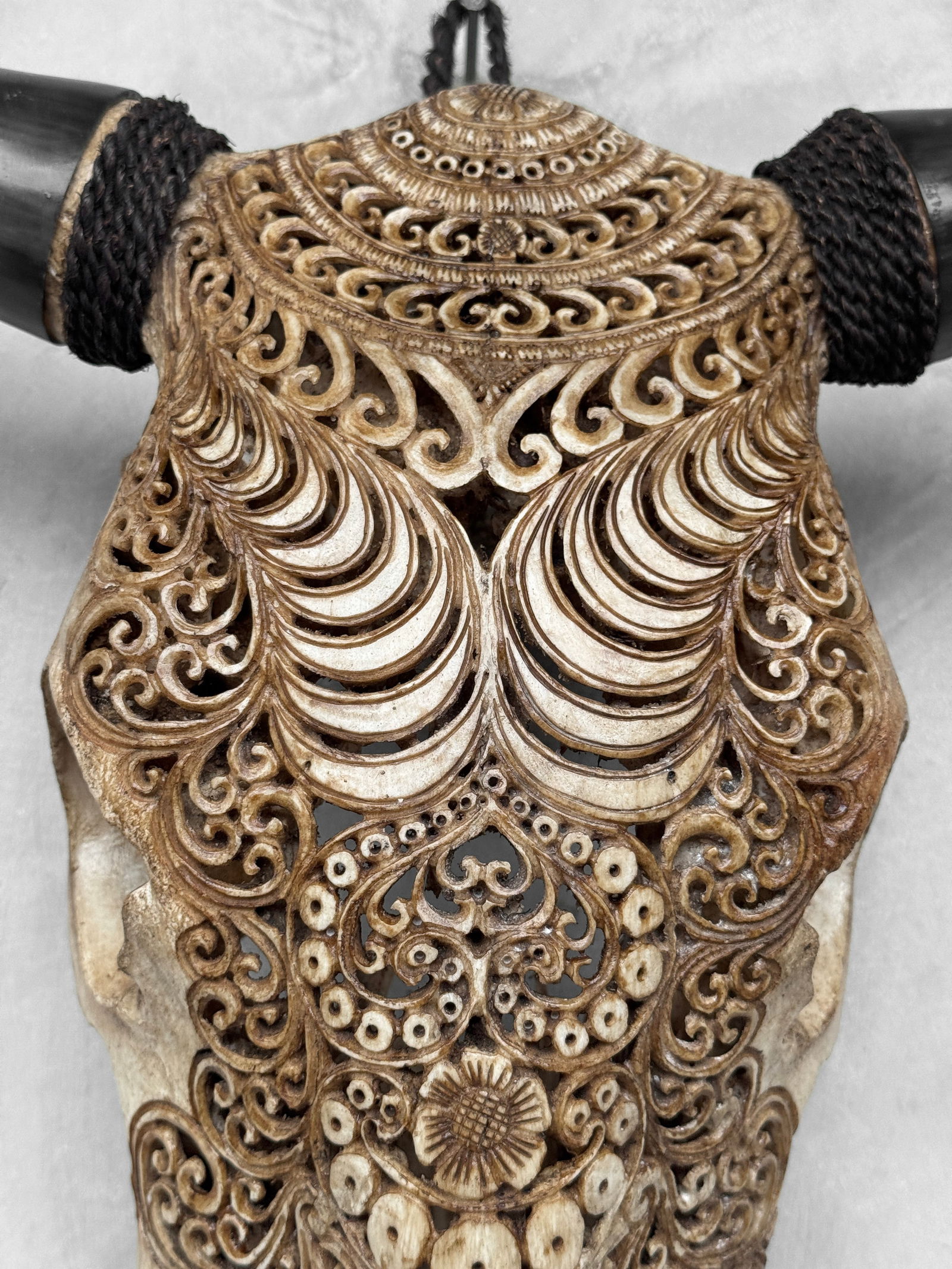 Stunning carved brown bull's skull - Badong motif - 3