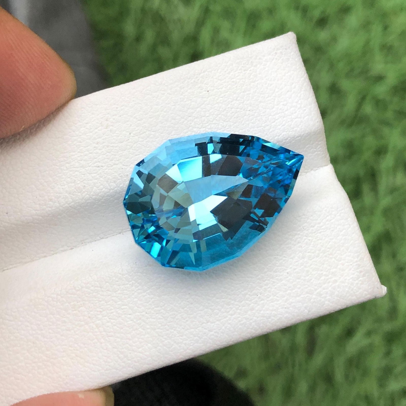 Pendant Size Pear Cut Swiss Blue Topaz Gemstone - 26.950 Carat - 6