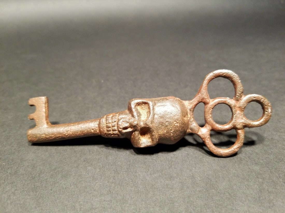 Cast Iron Skull Skeleton Key - 10