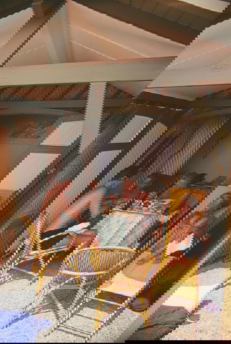 Slim Aarons 'Jourdan And Douglas' 1969 Official Limited Estate Edition: 1969 (Printed Later) - 7