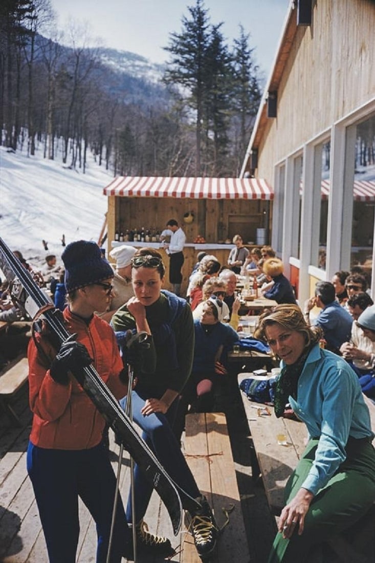 Slim Aarons 'Ski Fashion At Sugarbush' 1960 Official Limited Estate Edition: 1960 (Printed Later) - 7