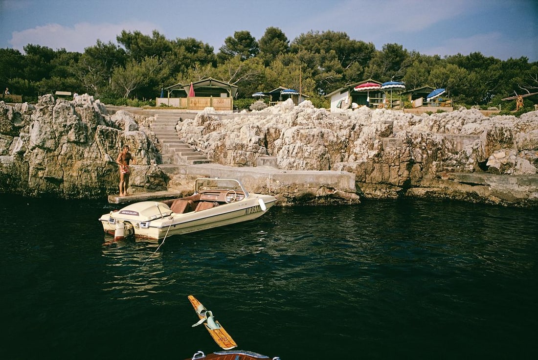 Slim Aarons 'Towboat At Hotel Du Cap-Eden-Roc' 1969 Limited Estate Edition: 1969 (Printed Later) - 7