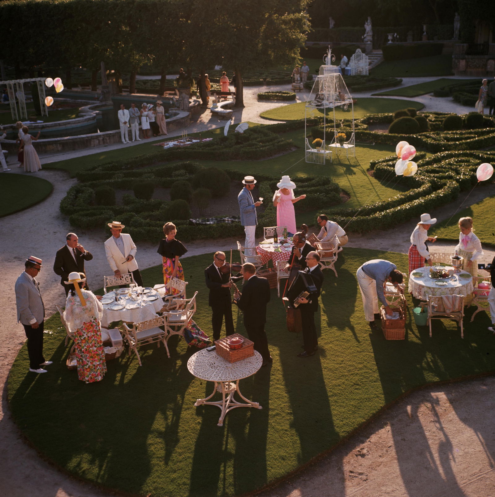 Slim Aarons 'Garden Party' 1970 Official Limited Estate Edition: 1970 (printed later) - 7