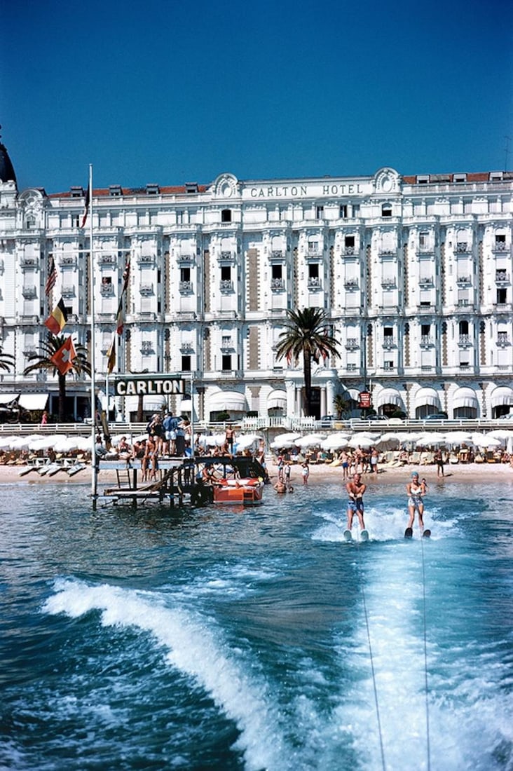 Slim Aarons 'Hotel Sports' 1958 Official Limited Estate Edition: 1958 (printed later) - 18