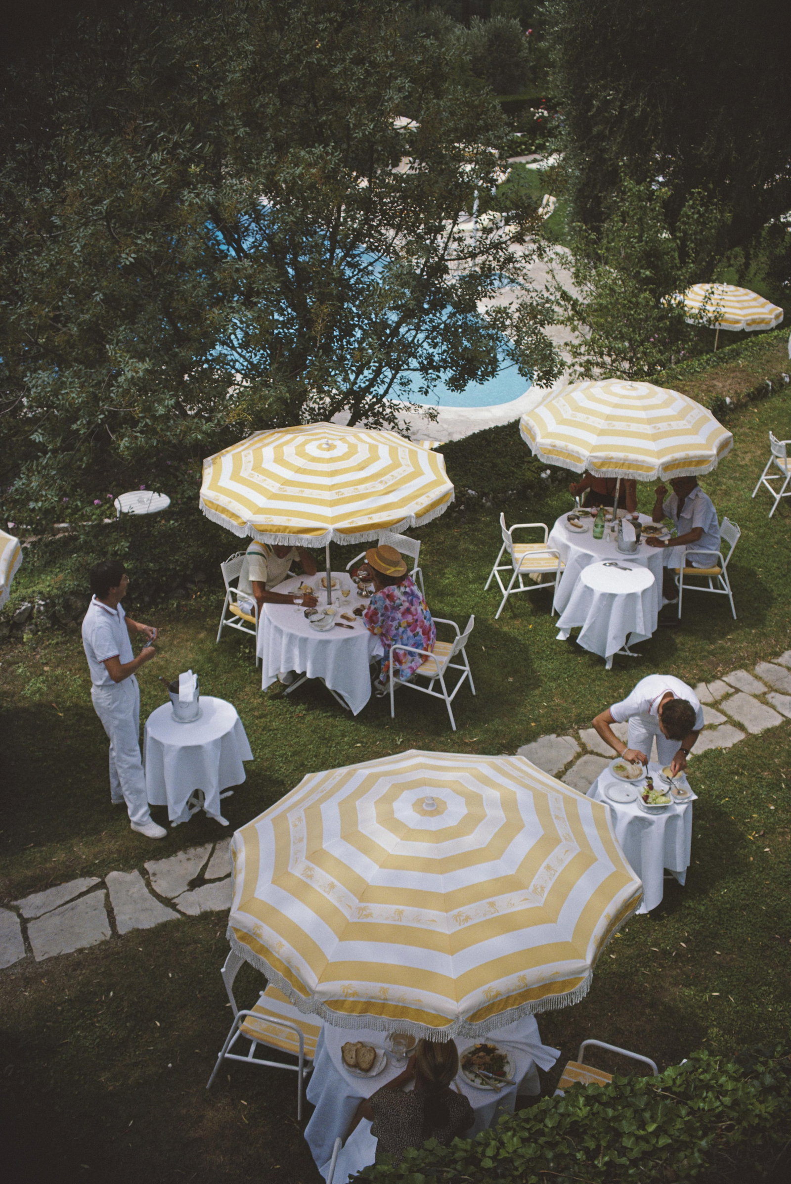 Slim Aarons 'Chateau Saint-Martin' 1986 Official Limited Estate Edition: 1986 (Printed Later) - 18