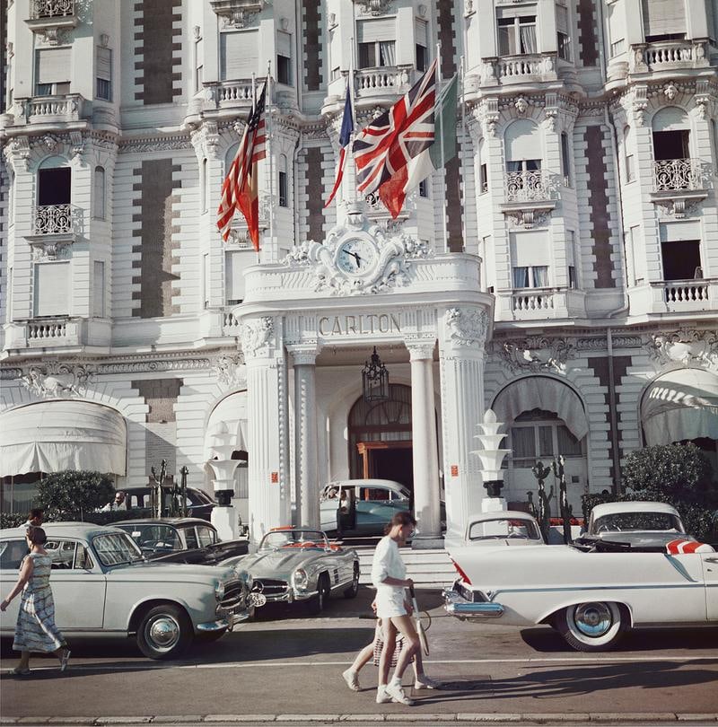 Slim Aarons Carlton Hotel Limited Estate Print: 1958 (printed later) - 7