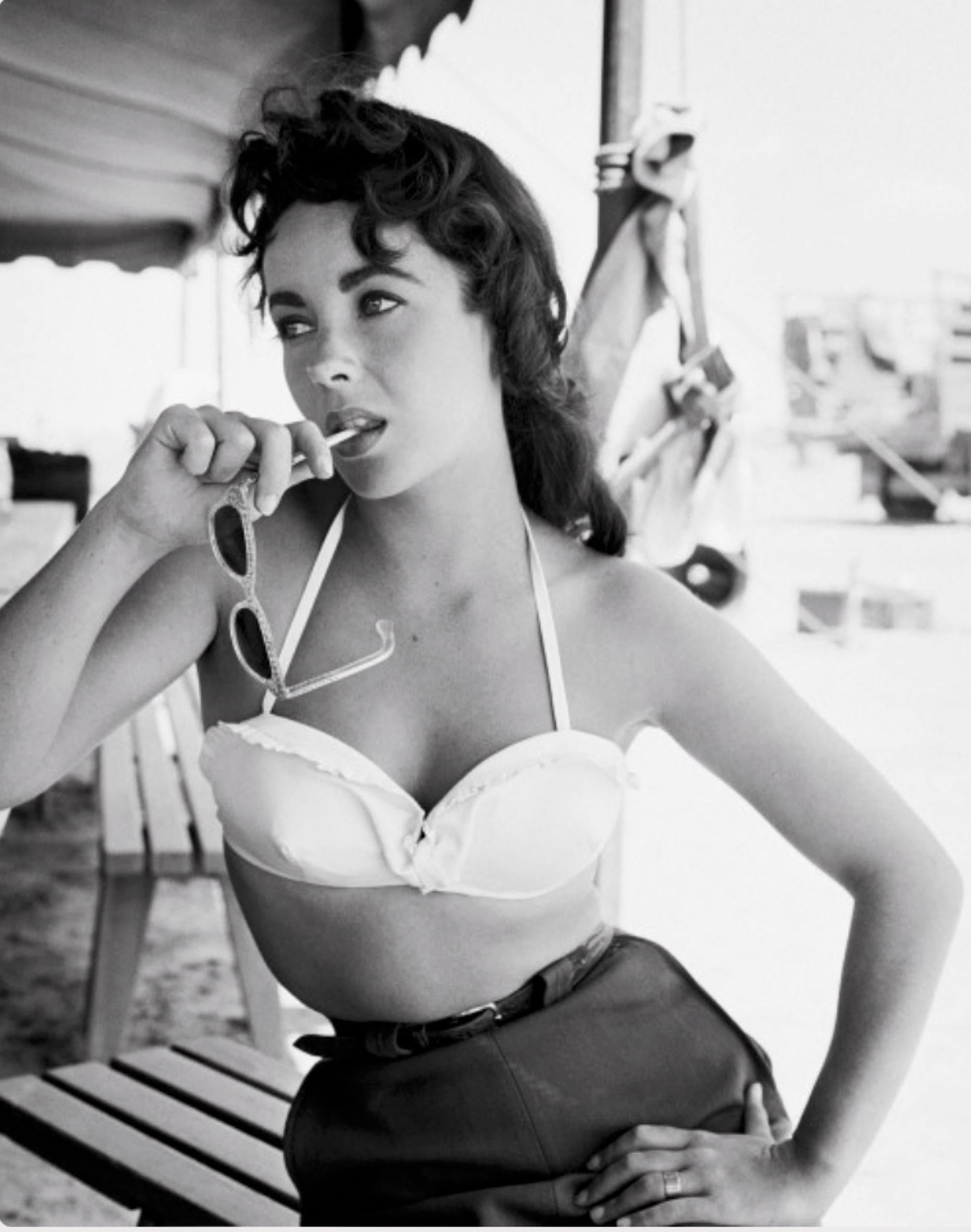 Elizabeth Taylor with Sunglasses for Giant - Oversize Limited Print: 1955 (Printed Later): Title: Elizabeth Taylor with Sunglasses for Giant - Oversize Limited Print: 1955 (Printed Later) Description: Elizabeth Taylor with Sunglasses for "Giant" 1955 by Frank Worth This iconic and elegant p