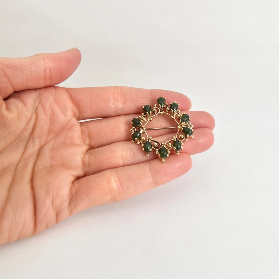 Vintage 1950's Green Jade Circle Wreath Brooch Pin 14K Yellow Gold, 7.44 Grams - 2