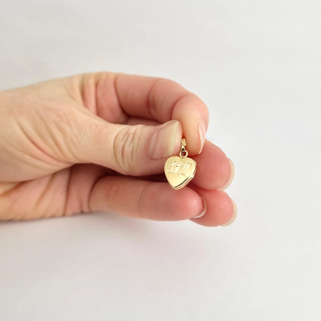 Vintage 1940's Small Heart Locket Necklace Pendant 14K Yellow Gold, .76 Grams - 4