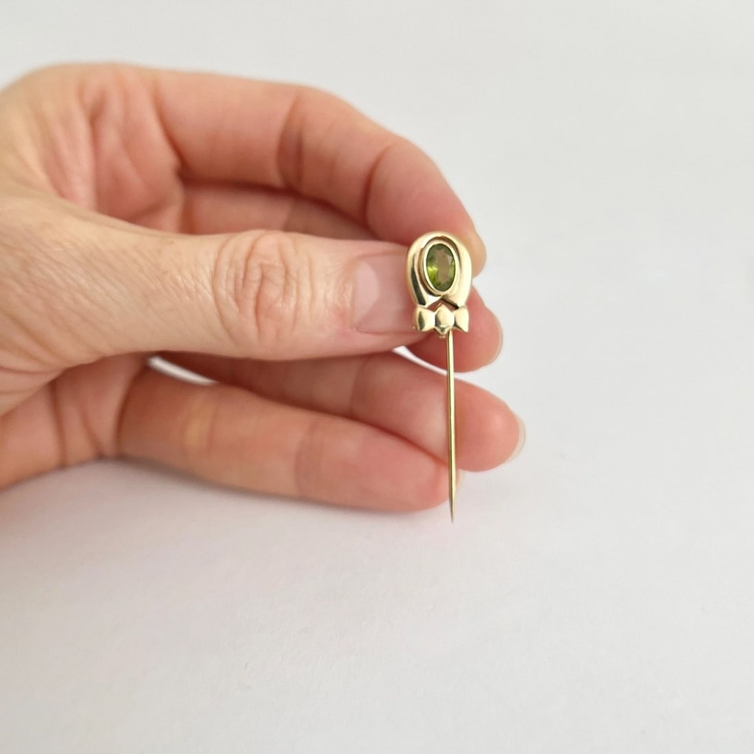 Vintage 1950's Peridot Gemstone Lapel Stick Pin 14K Yellow Gold, 1.29 Grams - 2