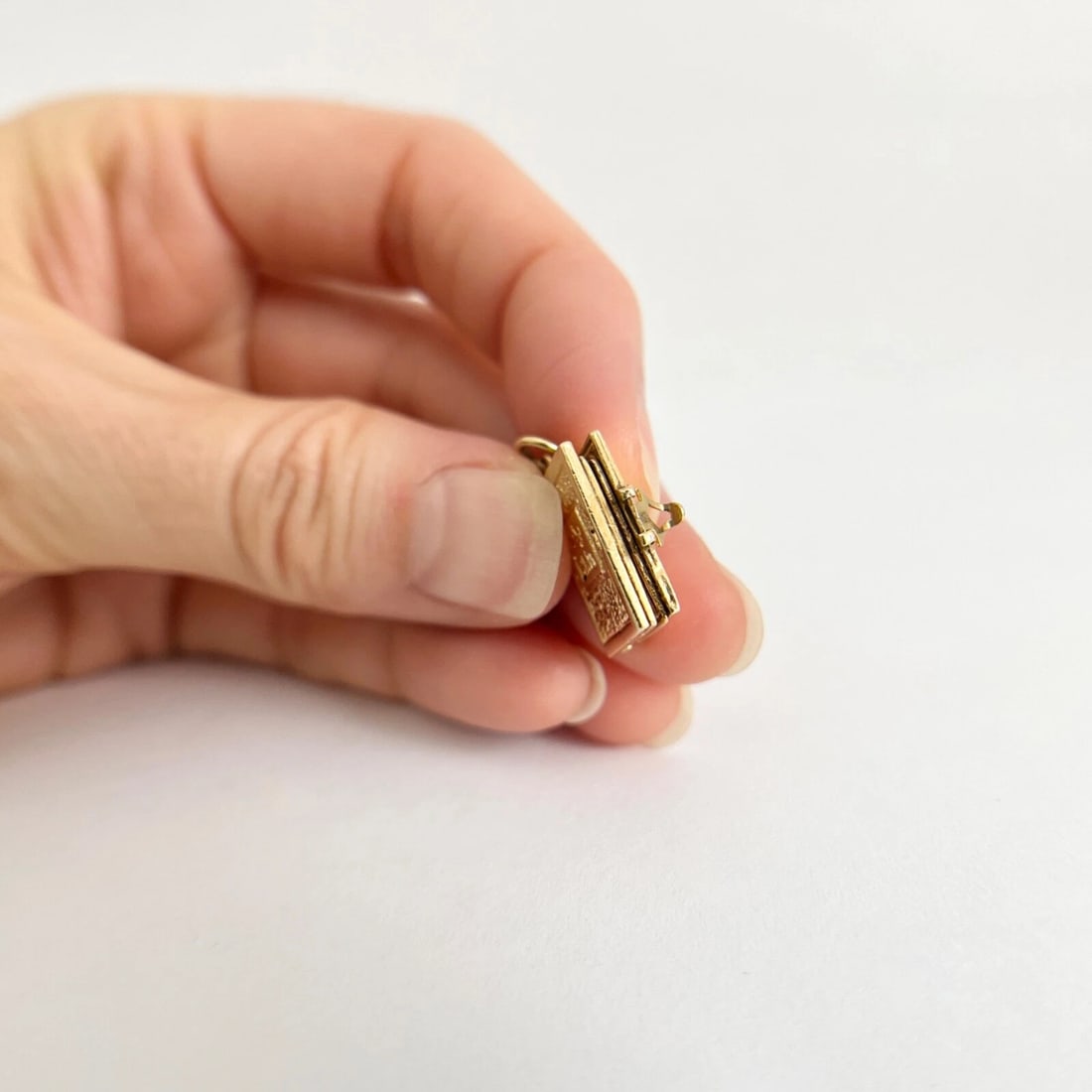 Vintage 1950's Holy Bible Movable Charm 12K Yellow Gold, 5.65 Grams - 10