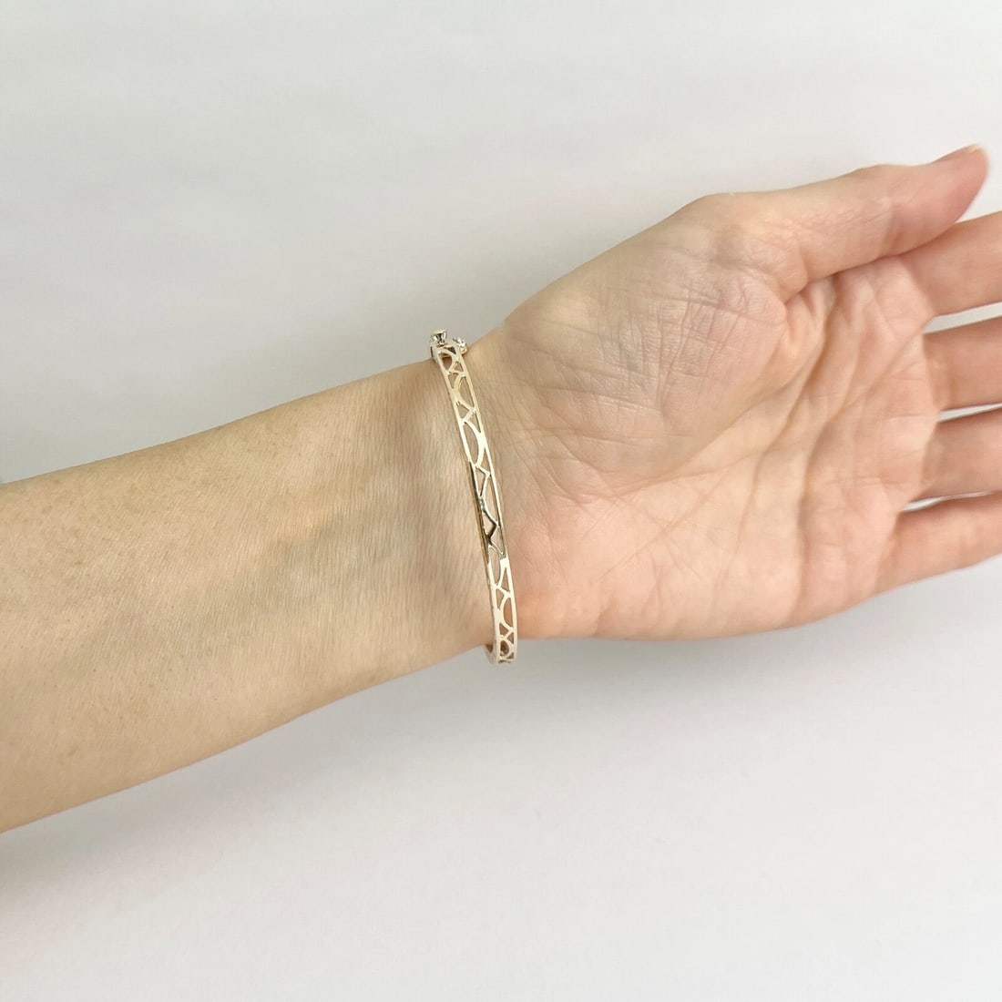 Vintage Garnet Gemstone Filigree Bangle Bracelet 14K Yellow Gold, 11.06 Grams - 5