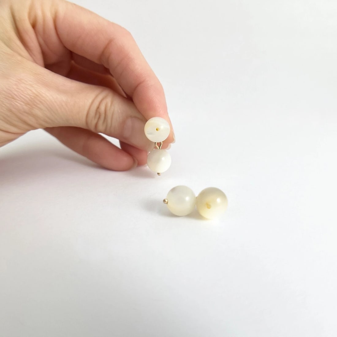 Vintage 1950's White Lucite Ball Dangle Drop Earrings 14K Yellow Gold, 4.87 Gr - 3