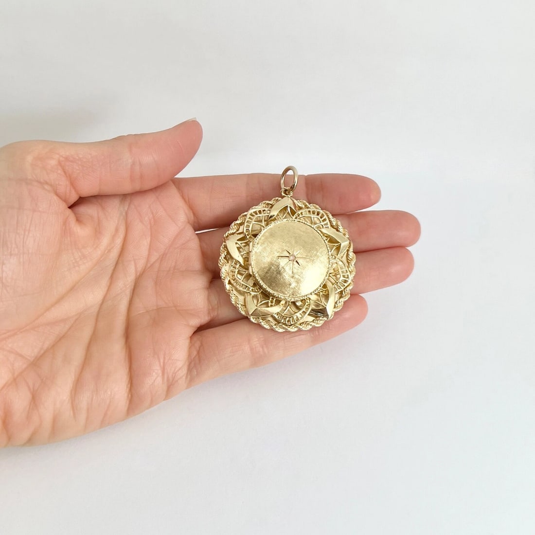 Vintage 1960's Filigree Folding Picture Frame Pendant 14K Yellow Gold, 28.27 Gr - 5
