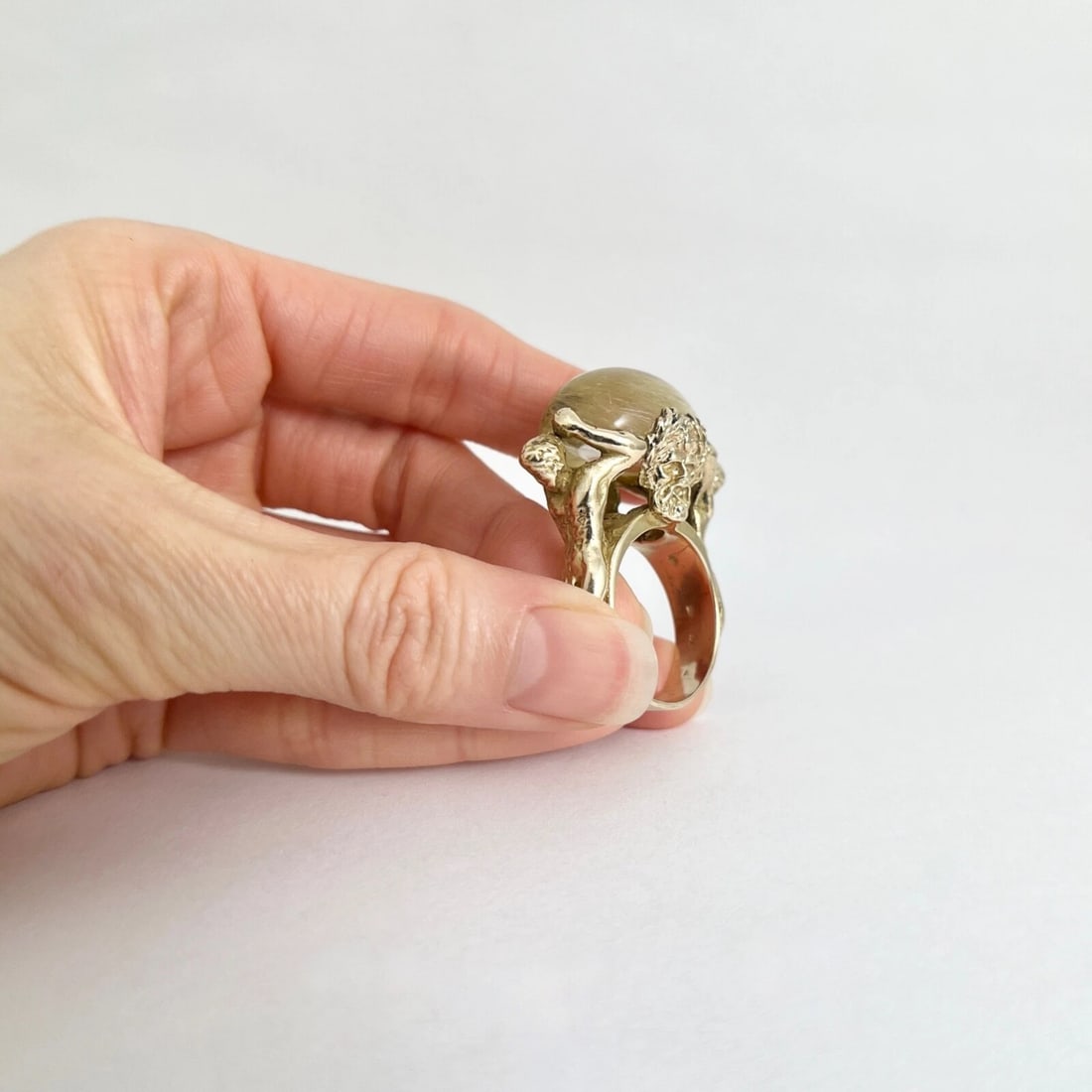 Vintage 1960's Pale Green Quartz Man Face Body Ring 13K Yellow Gold, 13.13 Grams - 3