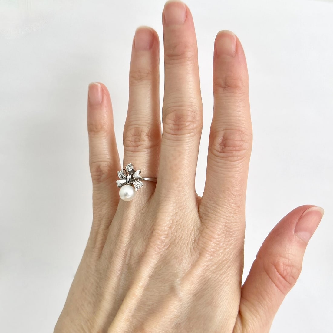 Vintage Pearl Diamond Bow Ring 10K White Gold, 2.92 Grams - 3