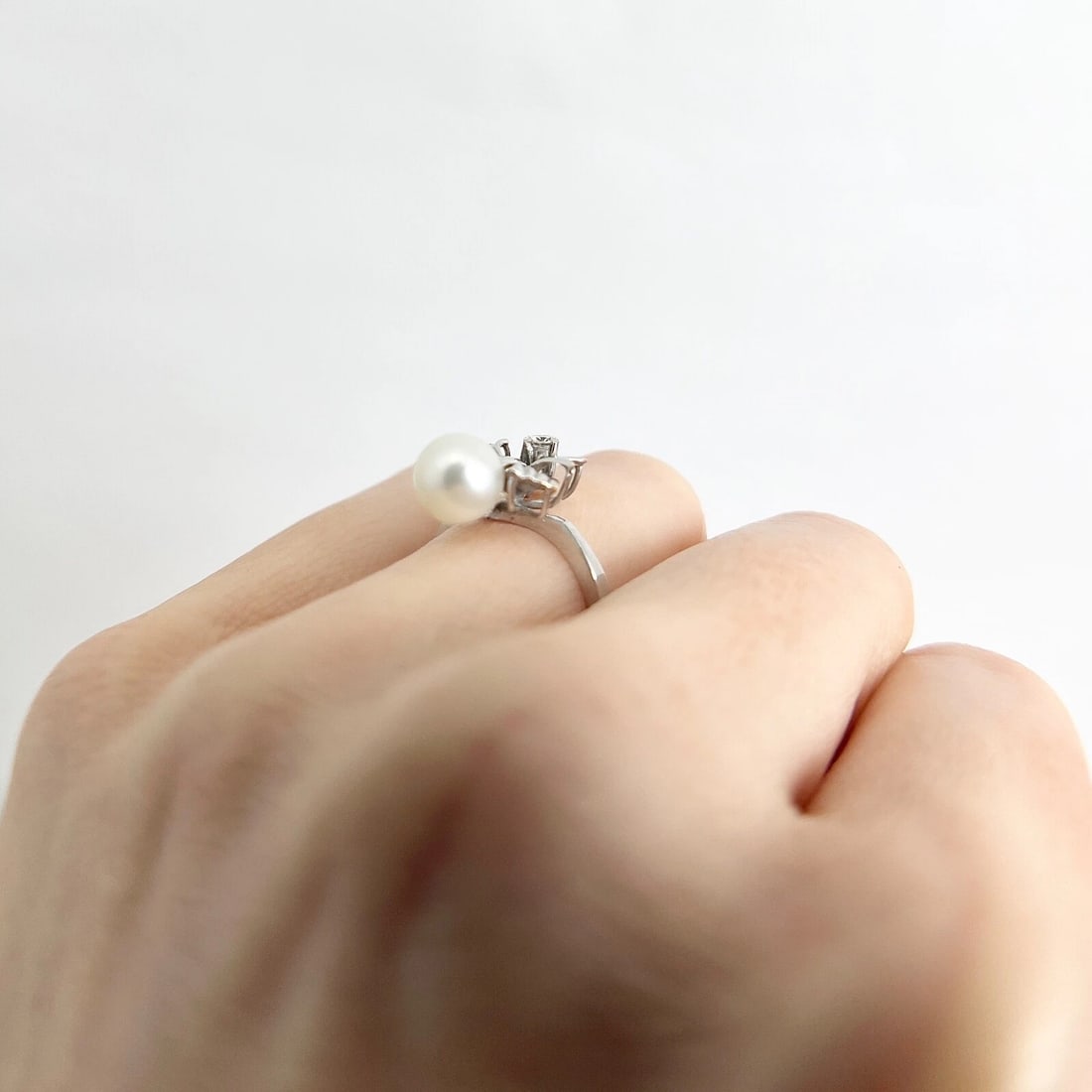 Vintage Pearl Diamond Bow Ring 10K White Gold, 2.92 Grams - 5