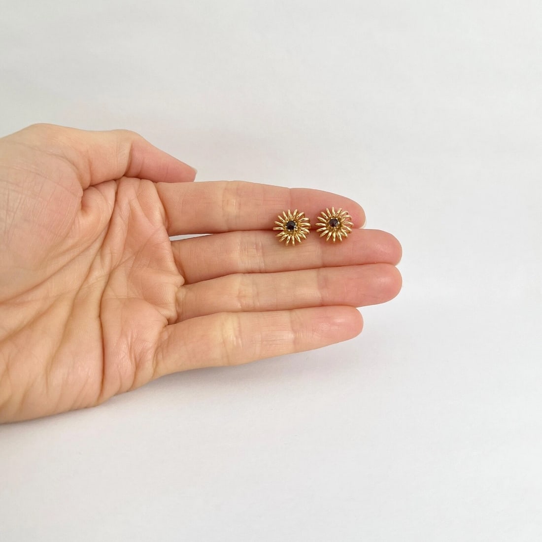 Vintage 1950's Rose Cut Garnet Flower Stud Earrings 14K Yellow Gold, 2.45 Grams - 4