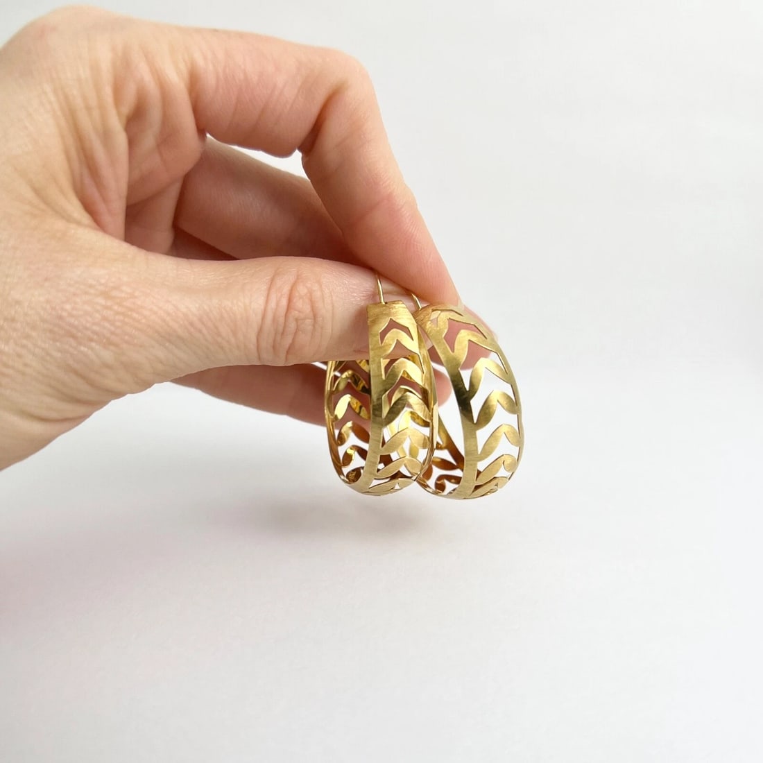 Vintage 1960's 1970's Leaf Filigree Hoop Earrings 18K Yellow Gold, 8.16 Grams - 2